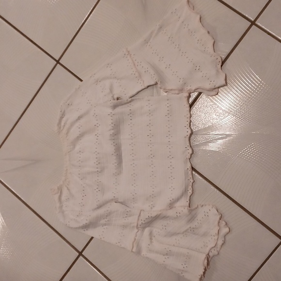 4/$30 White Lacy Long Bell Sleeve Tee - Size 5 (Girl) - Picture 5 of 7